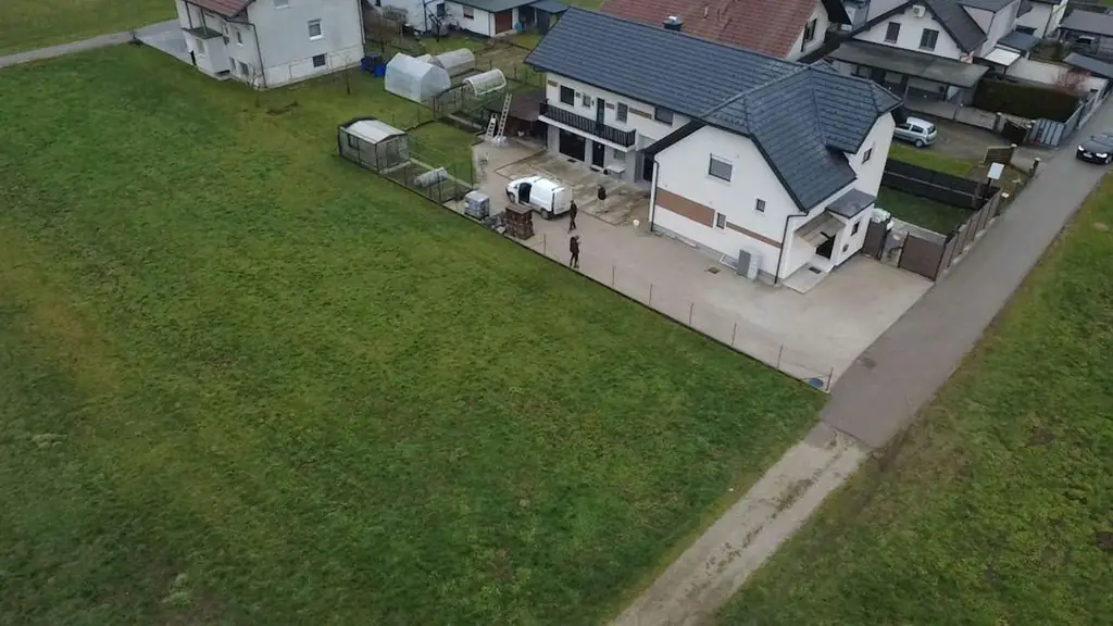 Dokončana temna streha stanovanjske hiše, posnetek z drona