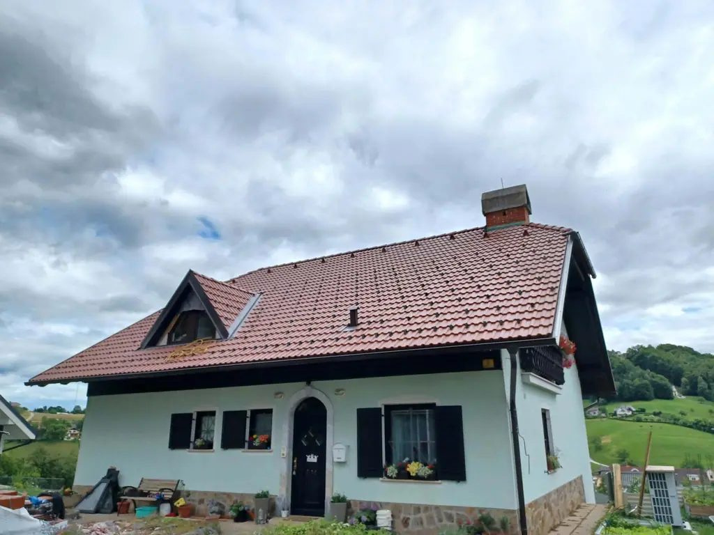 Ista hiša z novo opečno kritino po zaključeni obnovi