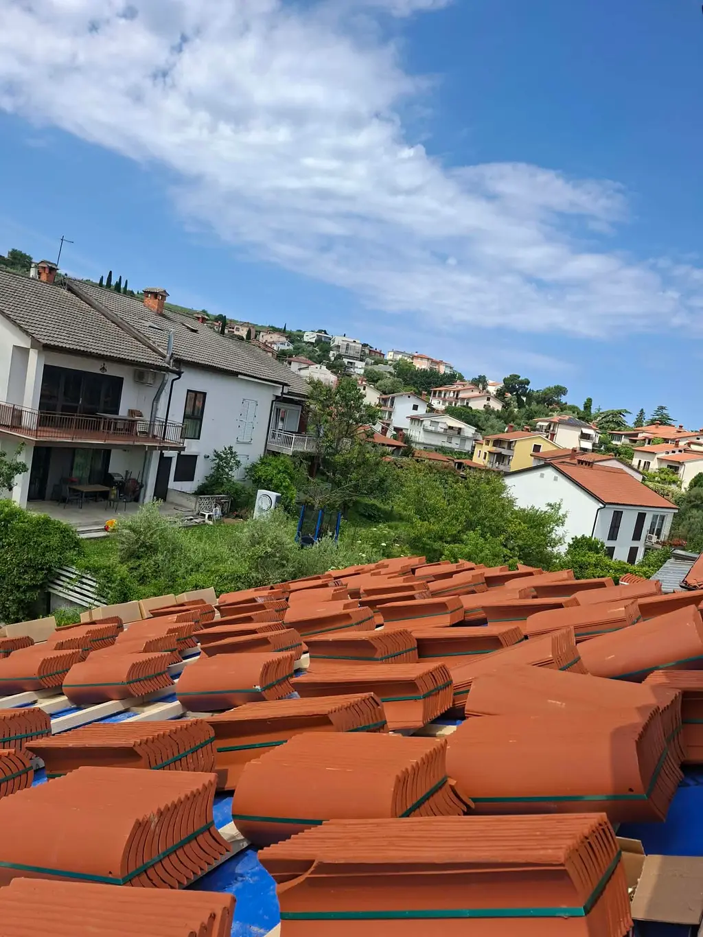 Opečna kritina, pripravljena za polaganje na strehi hiše