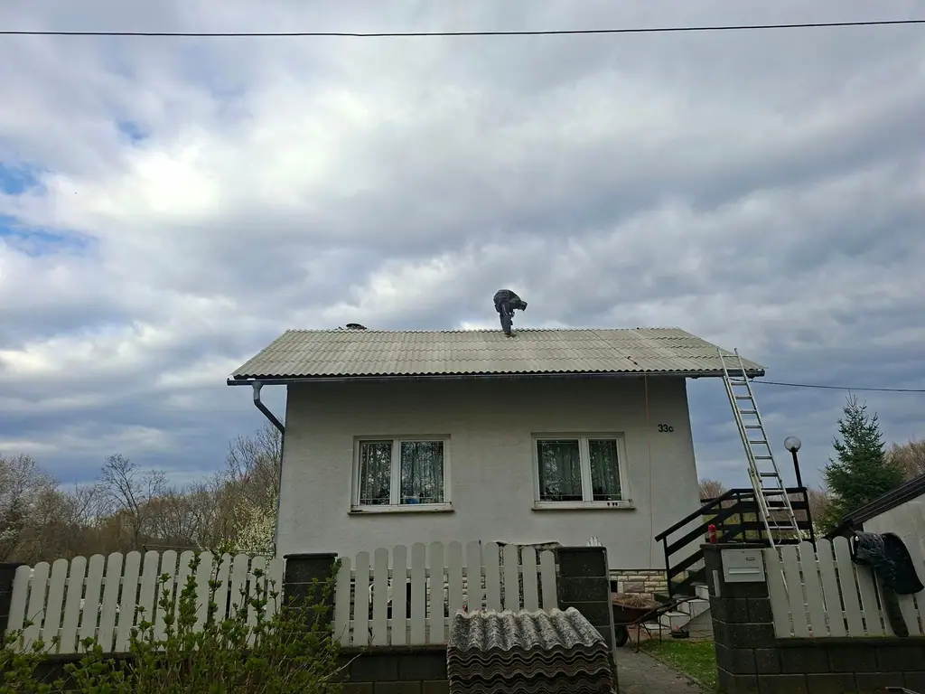 Popravilo valovite kritine na strehi stanovanjske hiše